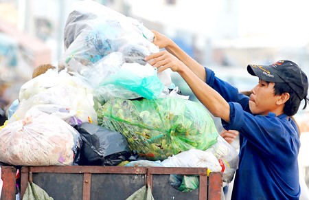 Tonnes of plastic bags are thrown in the city every day (Photo:SGGP) Tonnes of plastic bags are thrown in the city every day (Photo:SGGP)